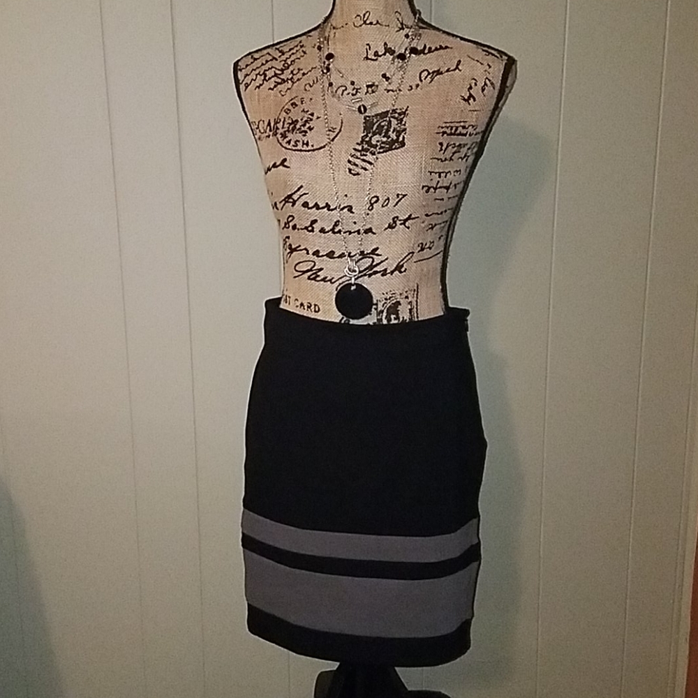 Old Navy Black and Grey Skirt